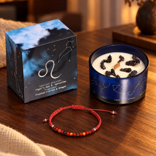 Blaues Löwe-Kerzengefäß mit Box und einem roten Armband auf einem Holztisch.