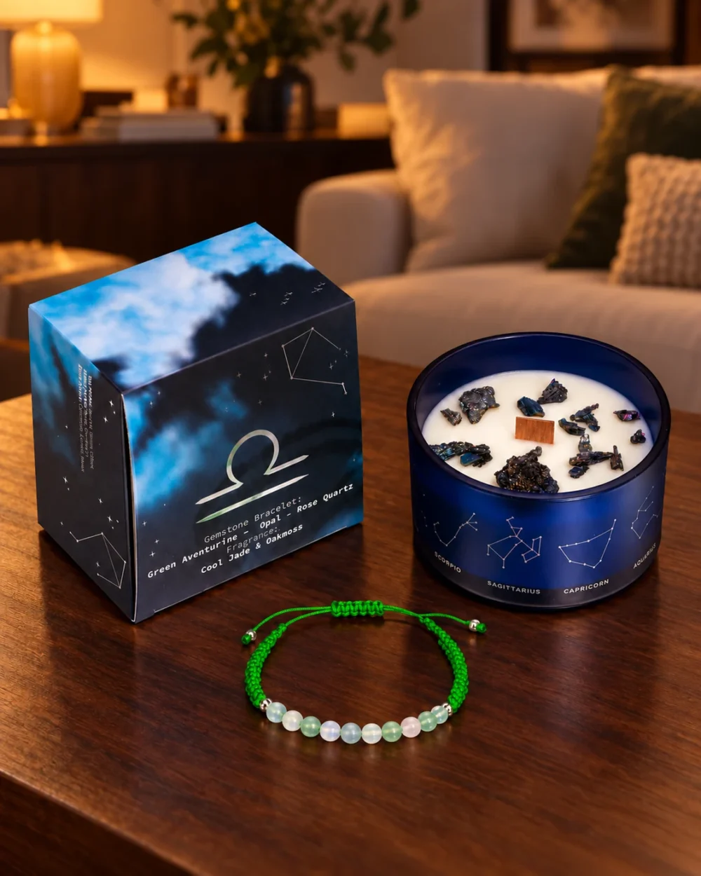 Blaues Zodiac-Kerzenset Waage mit Verpackung und einem grünen Edelsteinarmband auf dunklem Holz.