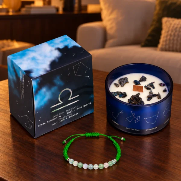 Blaues Zodiac-Kerzenset Waage mit Verpackung und einem grünen Edelsteinarmband auf dunklem Holz.