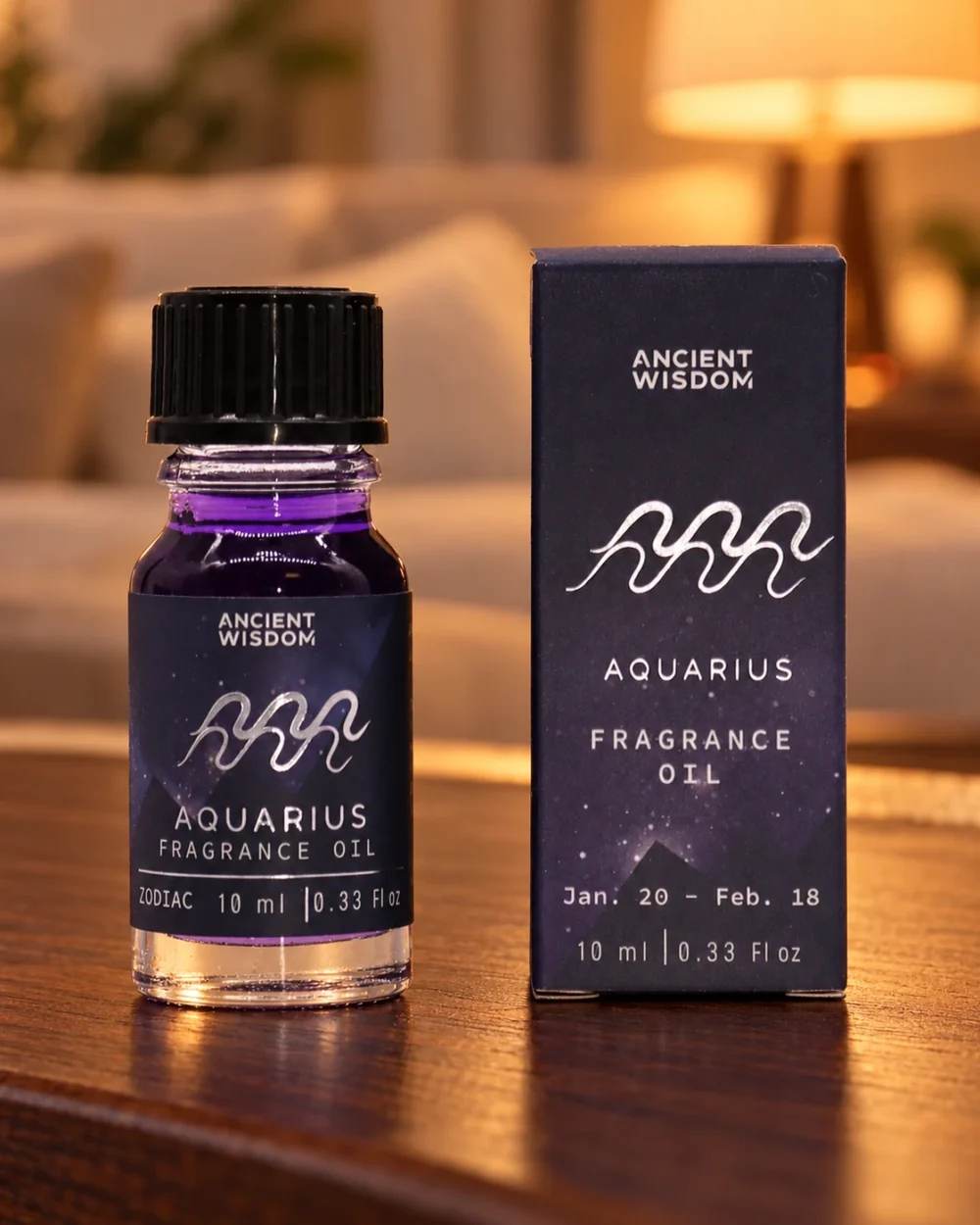 Sternzeichen-Duftöl Wassermann · 10 ml in einer warm beleuchteten Wohnszene auf dunklem Holz.