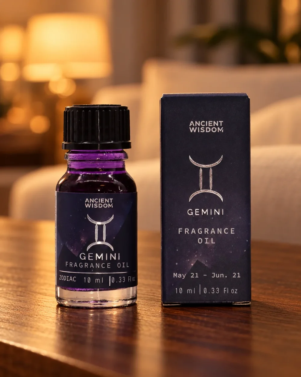 Sternzeichen-Duftöl Zwillinge · 10 ml in einer warm beleuchteten Wohnszene auf dunklem Holz.