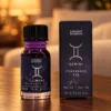 Sternzeichen-Duftöl Zwillinge · 10 ml in einer warm beleuchteten Wohnszene auf dunklem Holz.