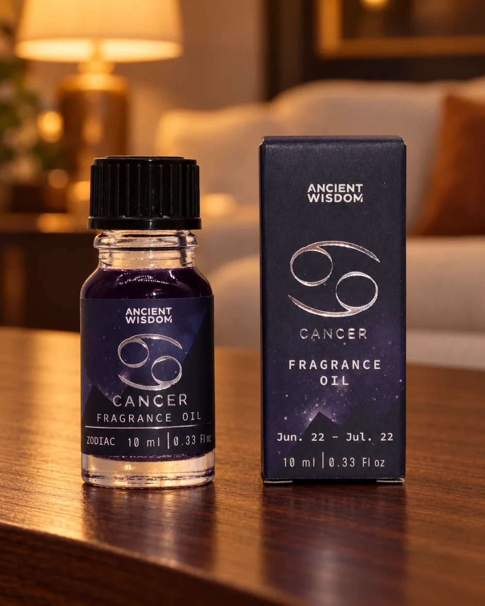 Sternzeichen-Duftöl Krebs · 10 ml in einer warm beleuchteten Wohnszene auf dunklem Holz.
