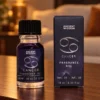 Sternzeichen-Duftöl Krebs · 10 ml in einer warm beleuchteten Wohnszene auf dunklem Holz.