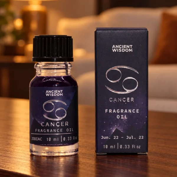 Sternzeichen-Duftöl Krebs · 10 ml in einer warm beleuchteten Wohnszene auf dunklem Holz.
