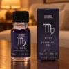 Sternzeichen-Duftöl Jungfrau · 10 ml in einer warm beleuchteten Wohnszene auf dunklem Holz.