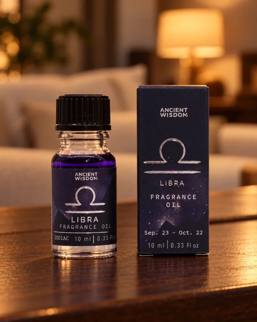 Sternzeichen-Duftöl Waage · 10 ml in einer warm beleuchteten Wohnszene auf dunklem Holz.
