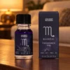 Sternzeichen-Duftöl Skorpion · 10 ml in einer warm beleuchteten Wohnszene auf dunklem Holz.