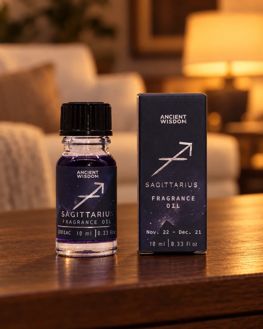 Sternzeichen-Duftöl Schütze · 10 ml in einer warm beleuchteten Wohnszene auf dunklem Holz.