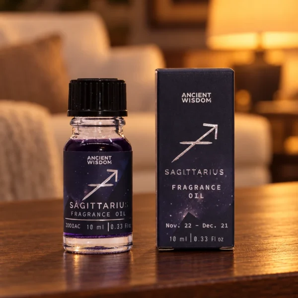 Sternzeichen-Duftöl Schütze · 10 ml in einer warm beleuchteten Wohnszene auf dunklem Holz.