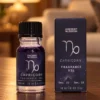 Sternzeichen-Duftöl Steinbock · 10 ml in einer warm beleuchteten Wohnszene auf dunklem Holz.